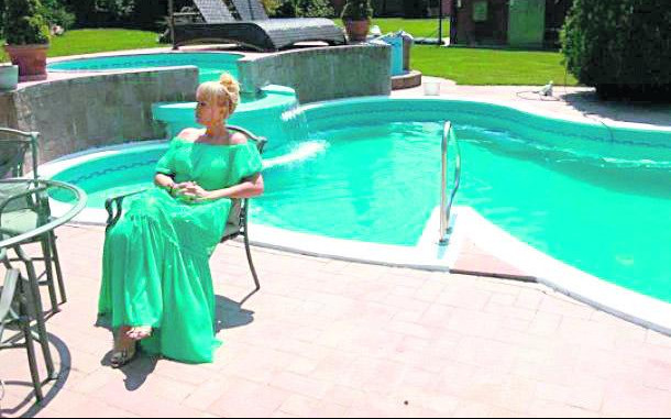 GAZDARICA "GRANDA" UŽIVA U LUKSUZU SVOG DOMA! Brena dala 8.000 evra za renoviranje bazena!